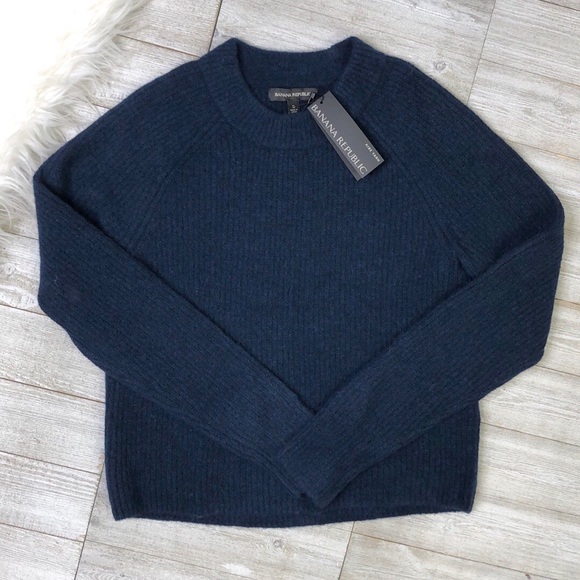 Banana Republic Sweaters - NWT Banana Republic Cropped Sweater
